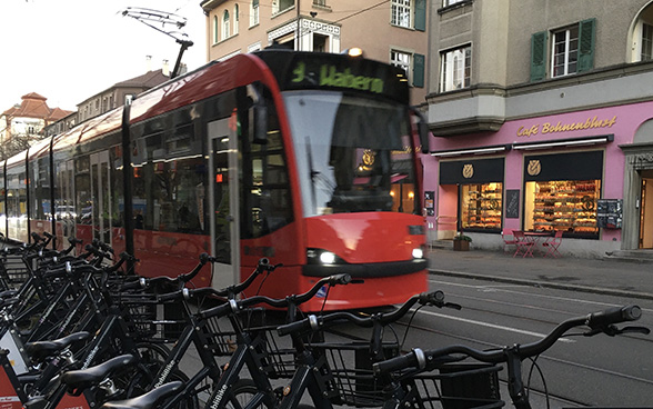 Biciclette e tram a Berna.